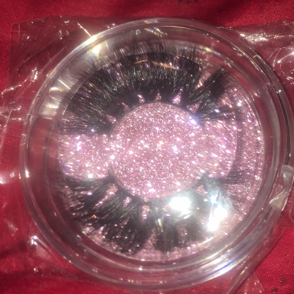 Lashes - Picture 3 of 4